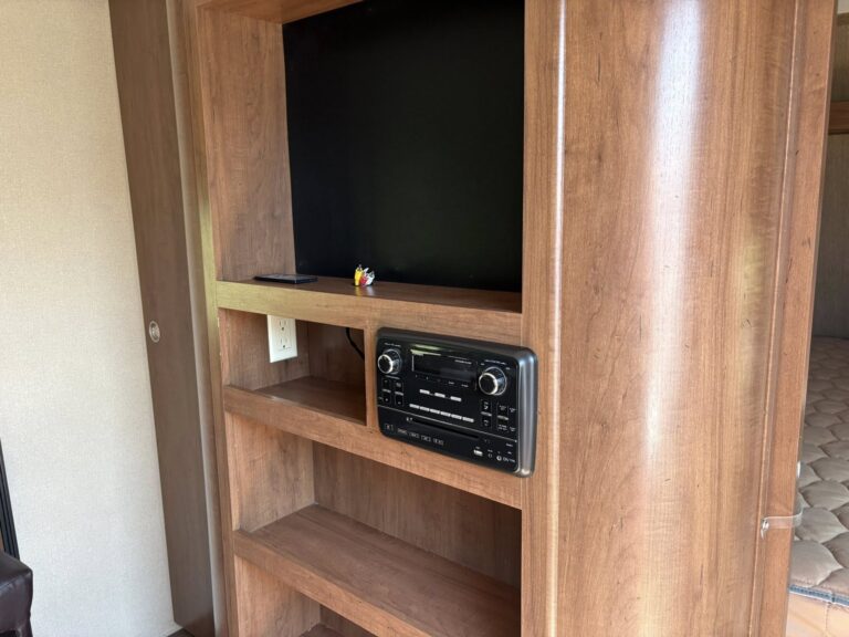 well-maintained Used 2016 Dutchmen RV Aspen Trail 2760BHS priced to sell - gallery image 8 offered by Glenpool Camper Sales Tulsa Oklahoma