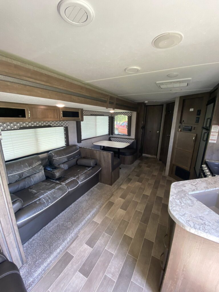 Used 2019 2605RL dealer inventory - gallery image 7 stocked at Glenpool Camper Sales near Tulsa