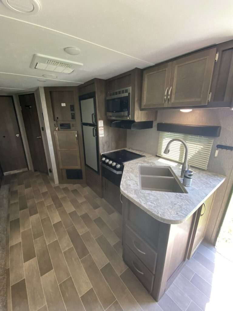 well-maintained Used 2019 2605RL priced to sell - gallery image 8 offered by Glenpool Camper Sales near Tulsa