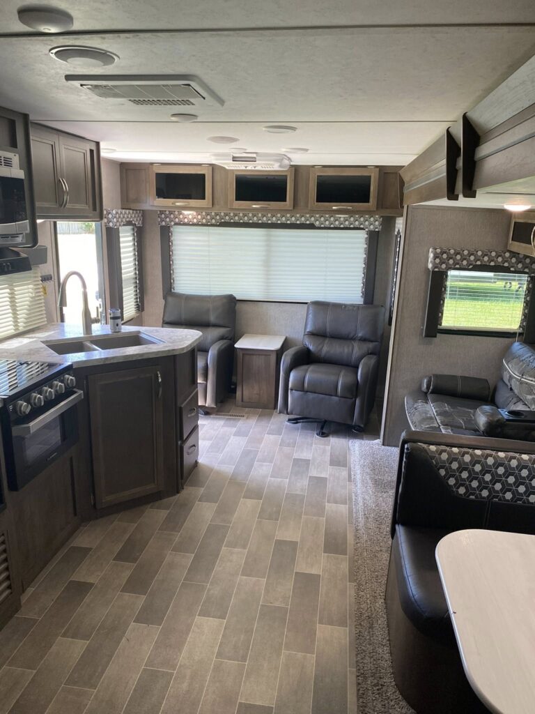 Used 2019 2605RL dealership special - gallery image 9 featured at Glenpool Camper Sales near Tulsa