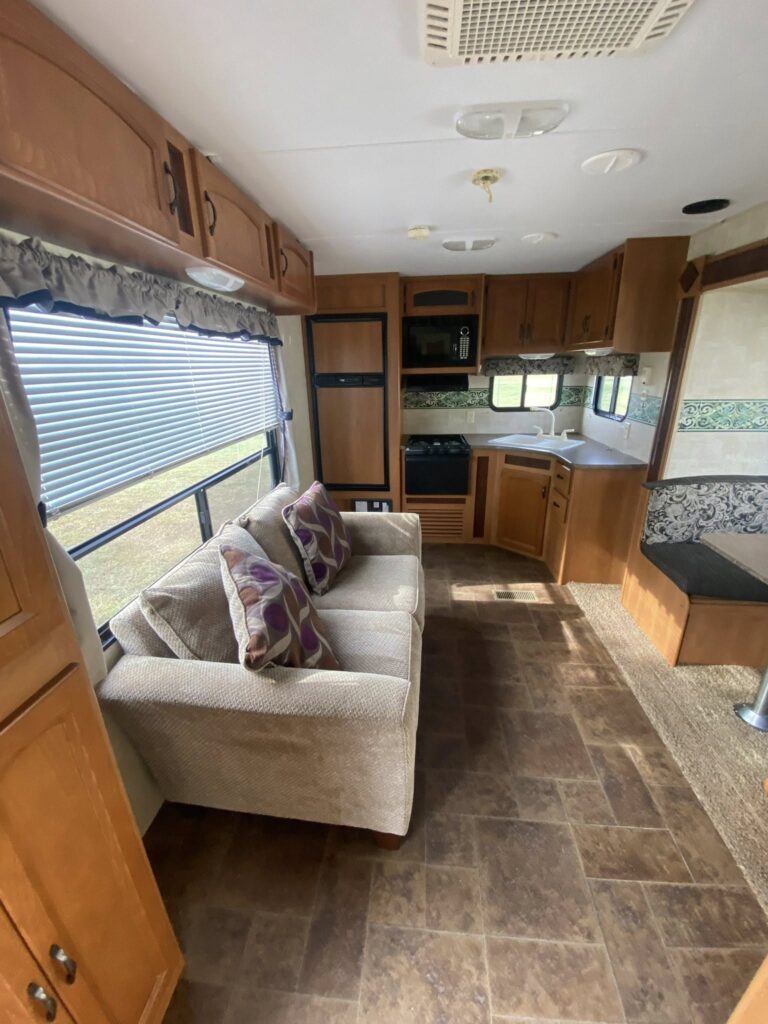 Used 2011 Keystone RV Hideout 25RKS dealer inventory - gallery image 7 stocked at Glenpool Camper Sales Glenpool OK