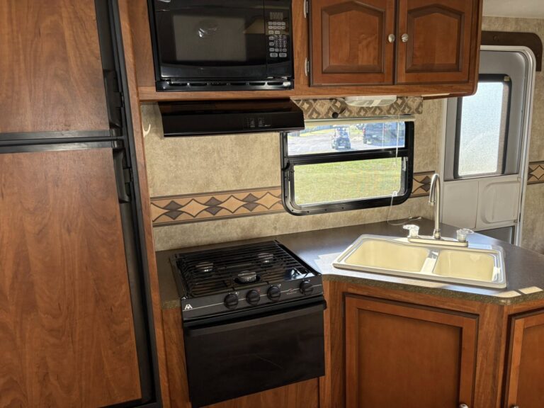 Used 2011 dealer inventory - gallery image 7 stocked at Glenpool Camper Sales Glenpool