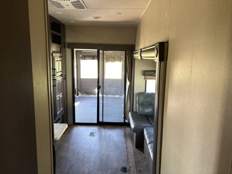 Used 2017 Palomino RV 373QSI dealership special - gallery image 9 featured at Glenpool Camper Sales near Tulsa