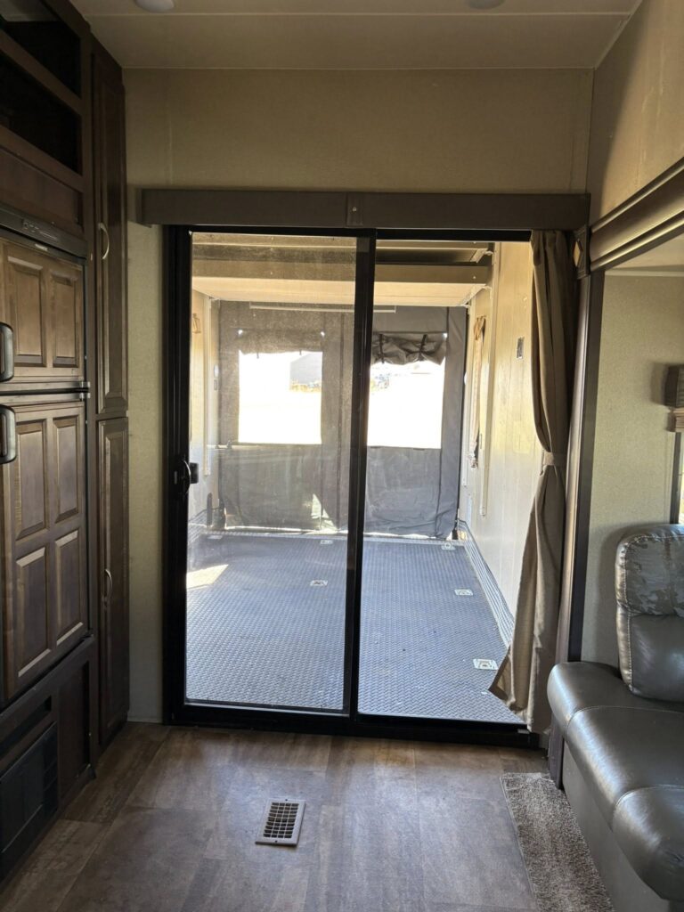 Used 2017 Palomino RV 373QSI Oklahoma dealer special - gallery image 11 available in Glenpool Camper Sales near Tulsa