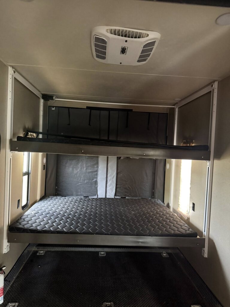 Used 2017 Palomino RV 373QSI Glenpool inventory - gallery image 13 featured at Glenpool Camper Sales near Tulsa