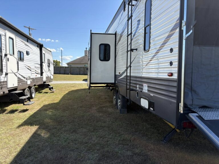 excellent Used 2017 Palomino RV 373QSI on sale - gallery image 4 available at Glenpool Camper Sales near Tulsa