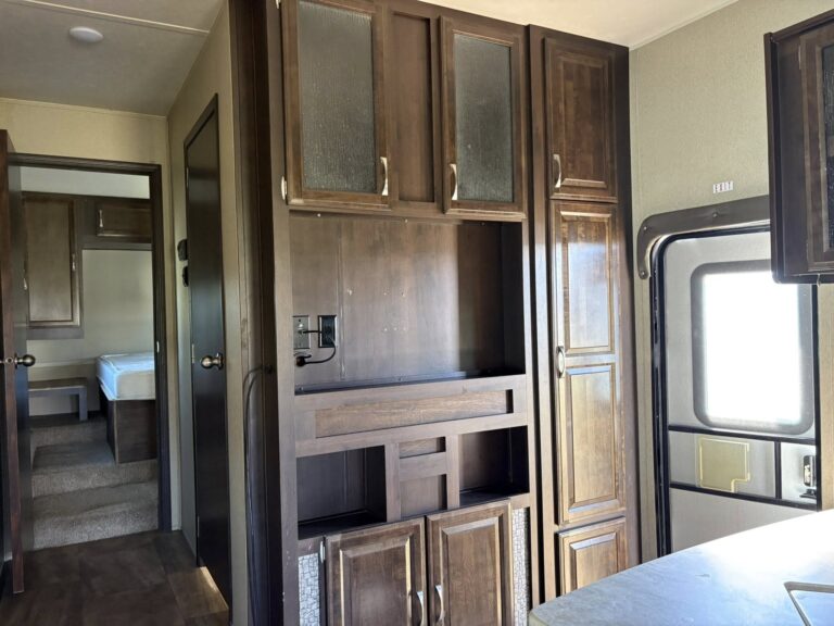 Used 2017 Palomino RV 373QSI dealer inventory - gallery image 7 stocked at Glenpool Camper Sales near Tulsa