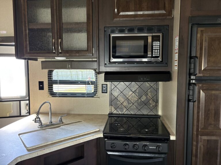 well-maintained Used 2017 Palomino RV 373QSI priced to sell - gallery image 8 offered by Glenpool Camper Sales near Tulsa