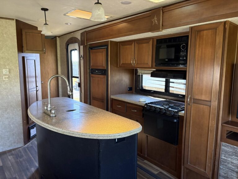 affordable Used 2016 Highland Ridge RV 292RLS move-in ready - gallery image 10 showcased at Glenpool Camper Sales near Tulsa