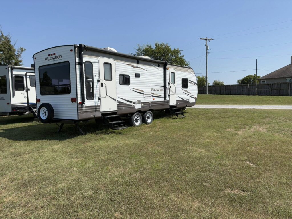 spacious Used 2016 main photo at Glenpool Camper Sales Glenpool
