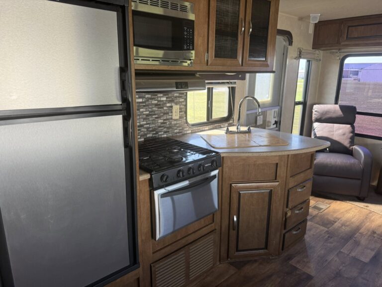 Used 2016 dealer inventory - gallery image 7 stocked at Glenpool Camper Sales Glenpool