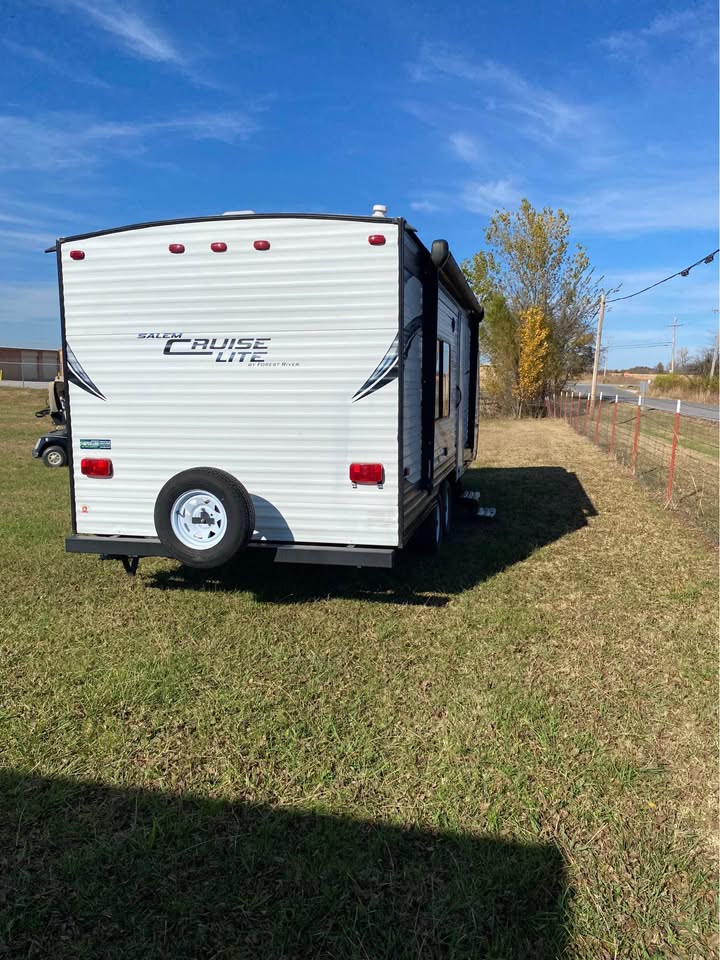 excellent Used 2017 Forest River Salem Cruise Lite 241QBXL on sale - gallery image 4 available at Glenpool Camper Sales Tulsa Oklahoma