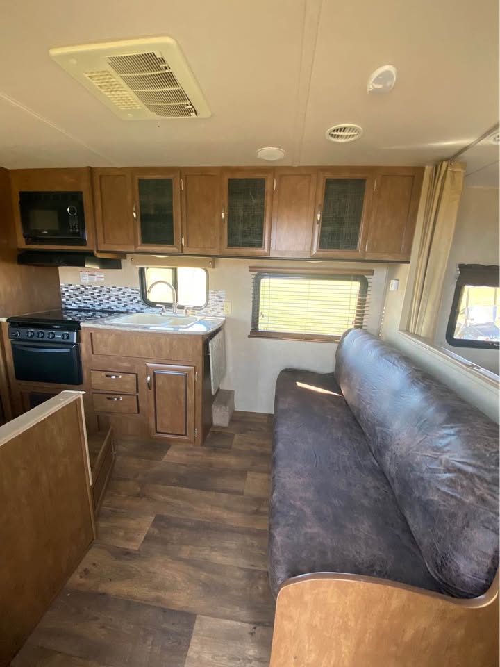 pristine Used 2017 Forest River Salem Cruise Lite 241QBXL ready for delivery - gallery image 6 from Glenpool Camper Sales Tulsa Oklahoma