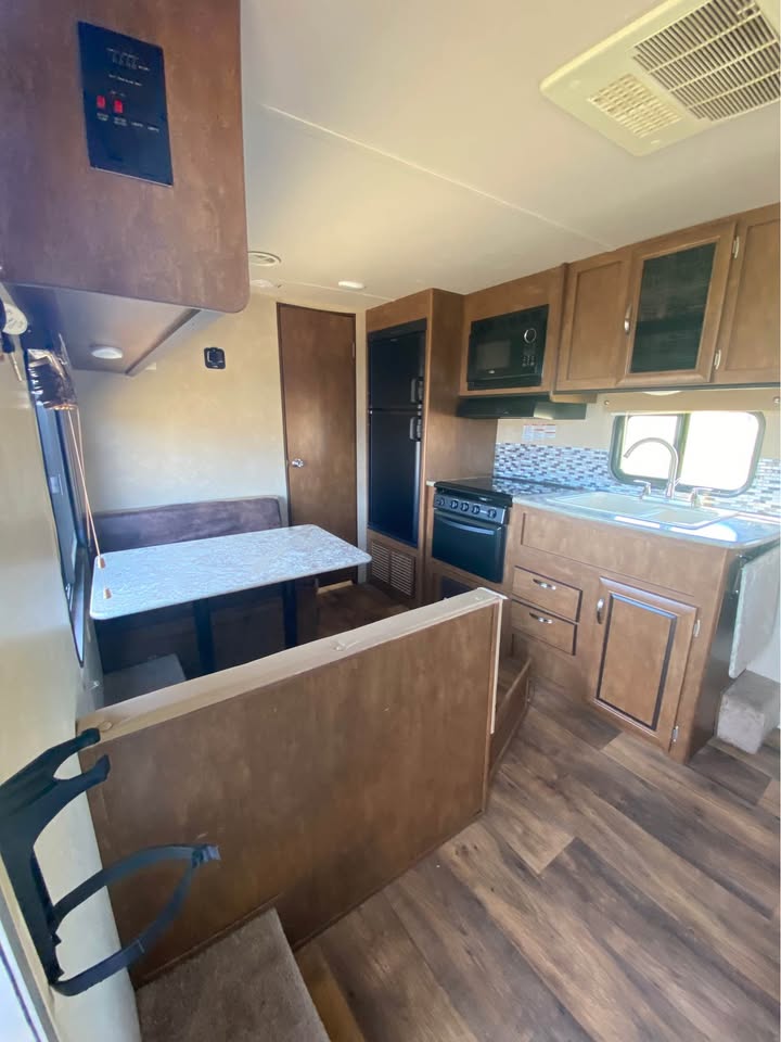 Used 2017 Forest River Salem Cruise Lite 241QBXL dealer inventory - gallery image 7 stocked at Glenpool Camper Sales Tulsa Oklahoma