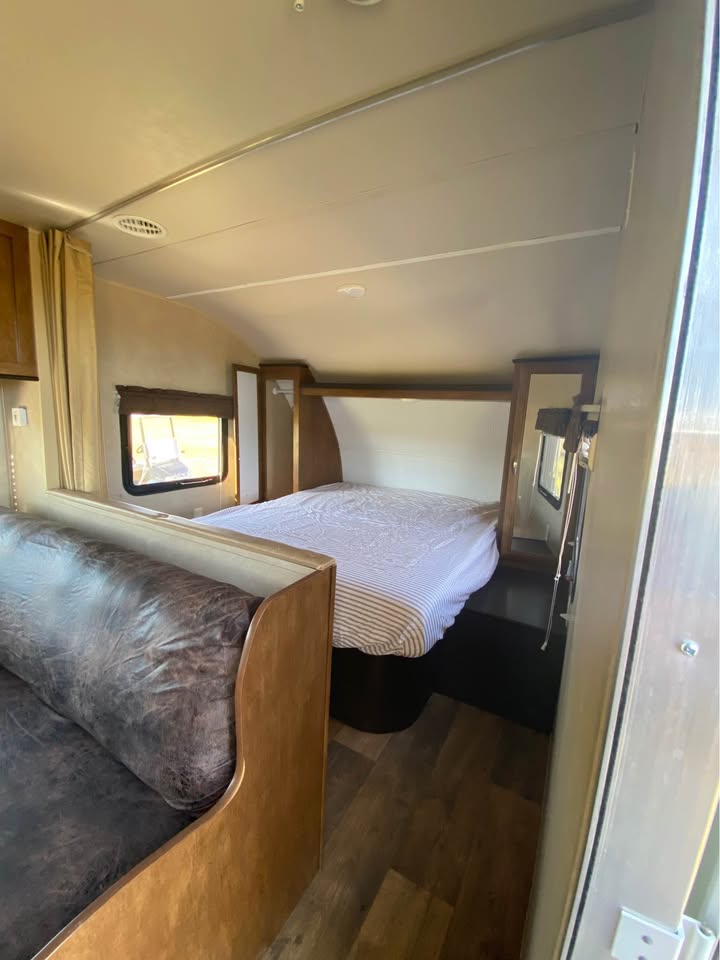 well-maintained Used 2017 Forest River Salem Cruise Lite 241QBXL priced to sell - gallery image 8 offered by Glenpool Camper Sales Tulsa Oklahoma