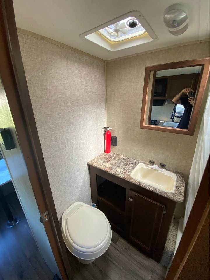 Used 2016 Keystone RV 177LHS Oklahoma dealer special - gallery image 11 available in Glenpool Camper Sales near Tulsa