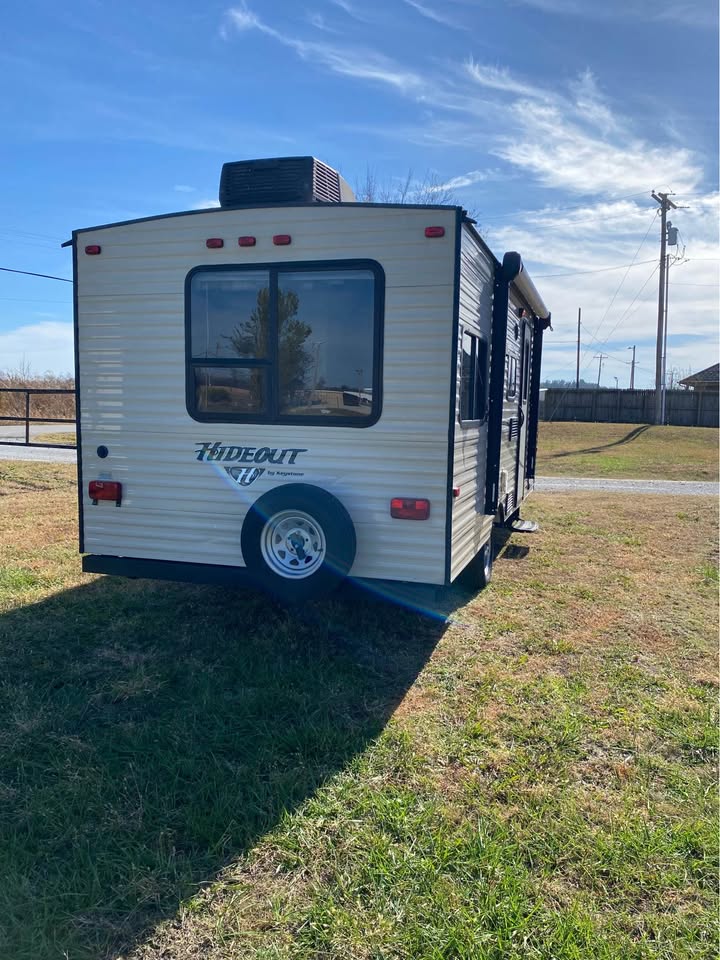 excellent Used 2016 Keystone RV 177LHS on sale - gallery image 4 available at Glenpool Camper Sales near Tulsa