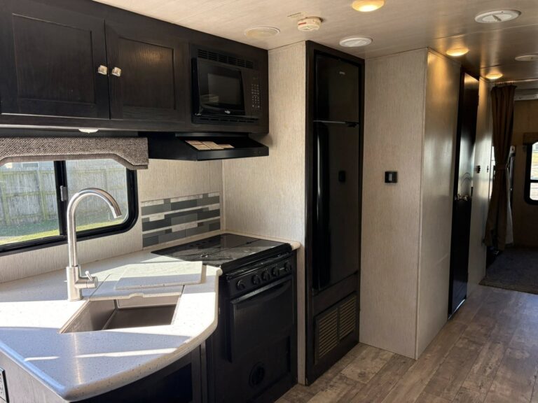 Used 2018 Heartland RV 32BUDS dealer inventory - gallery image 7 stocked at Glenpool Camper Sales near Tulsa