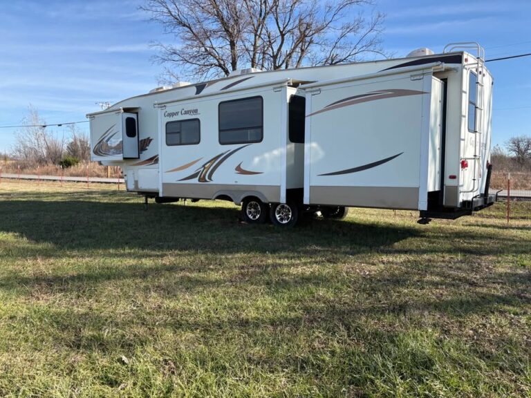 excellent Used 2011 Keystone RV Copper Canyon FWBBHS on sale - gallery image 4 available at Glenpool Camper Sales near Tulsa