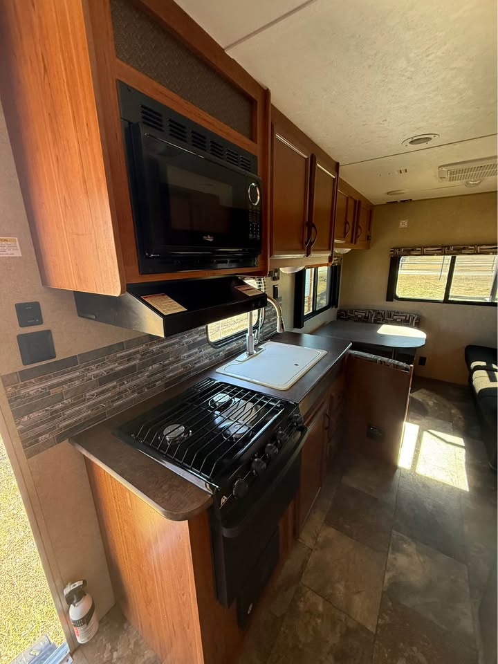 excellent Used 2014 Starcraft RV AR Maxx 21FB on sale - gallery image 4 available at Glenpool Camper Sales Oklahoma RV dealer