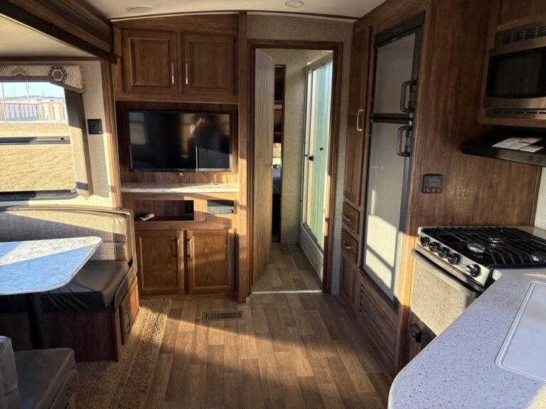 pristine Used 2017 Keystone Cougar 28RLS ready for delivery - gallery image 6 from Glenpool Camper Sales Glenpool OK