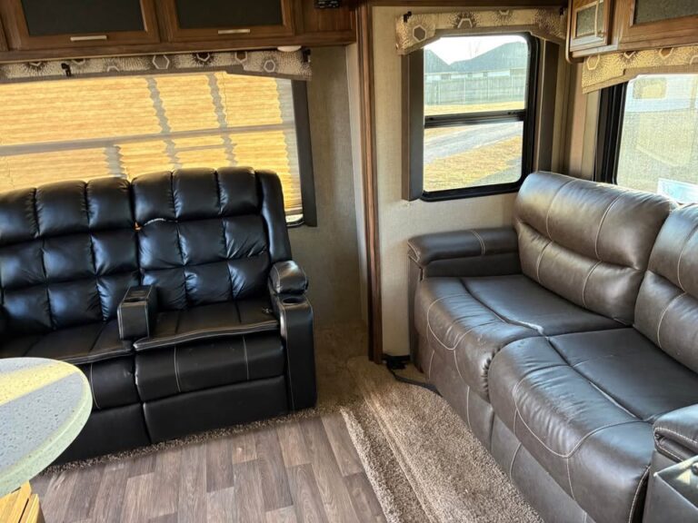 Used 2017 Keystone Cougar 28RLS dealer inventory - gallery image 7 stocked at Glenpool Camper Sales Glenpool OK