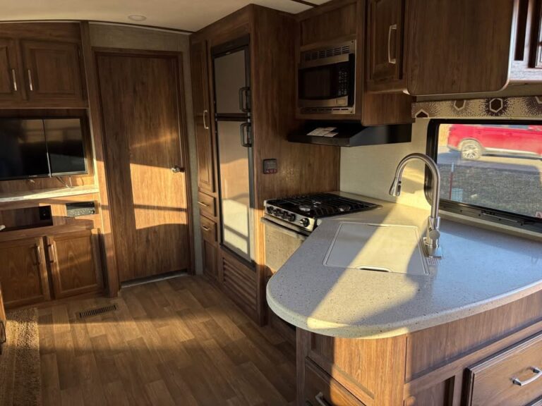 well-maintained Used 2017 Keystone Cougar 28RLS priced to sell - gallery image 8 offered by Glenpool Camper Sales Glenpool OK