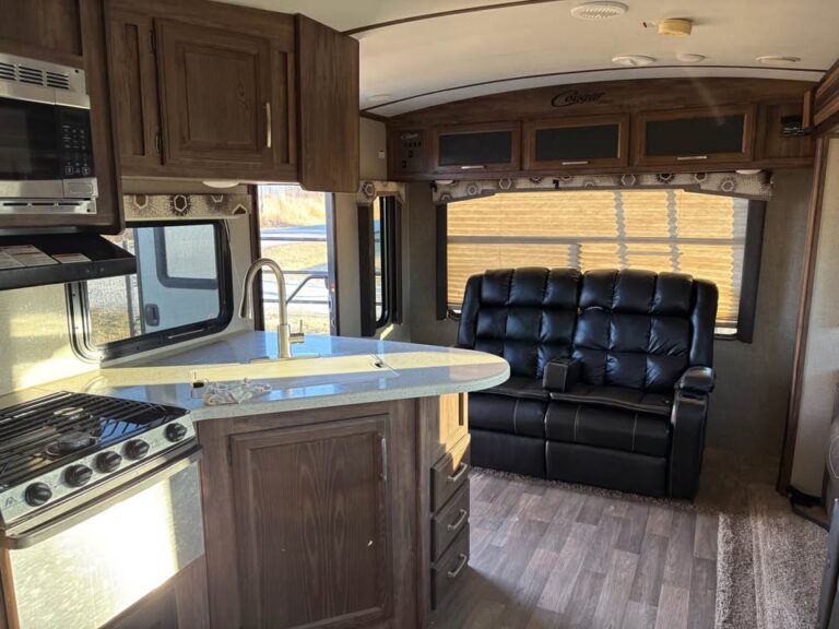 Used 2017 Keystone Cougar 28RLS dealership special - gallery image 9 featured at Glenpool Camper Sales Glenpool OK