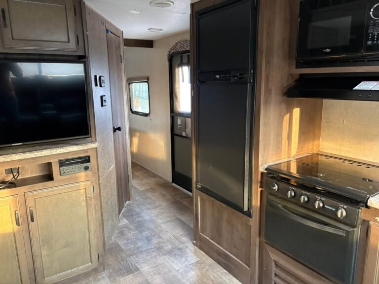 well-maintained Used 2017 KZ RV Connect 241RLK priced to sell - gallery image 8 offered by Glenpool Camper Sales near Tulsa