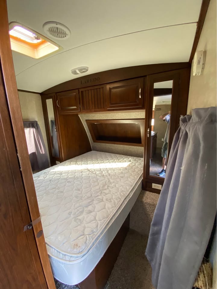 Tulsa area Used 2014 Keystone Laredo 320TG for sale - gallery image 12 located in Glenpool Camper Sales Glenpool OK