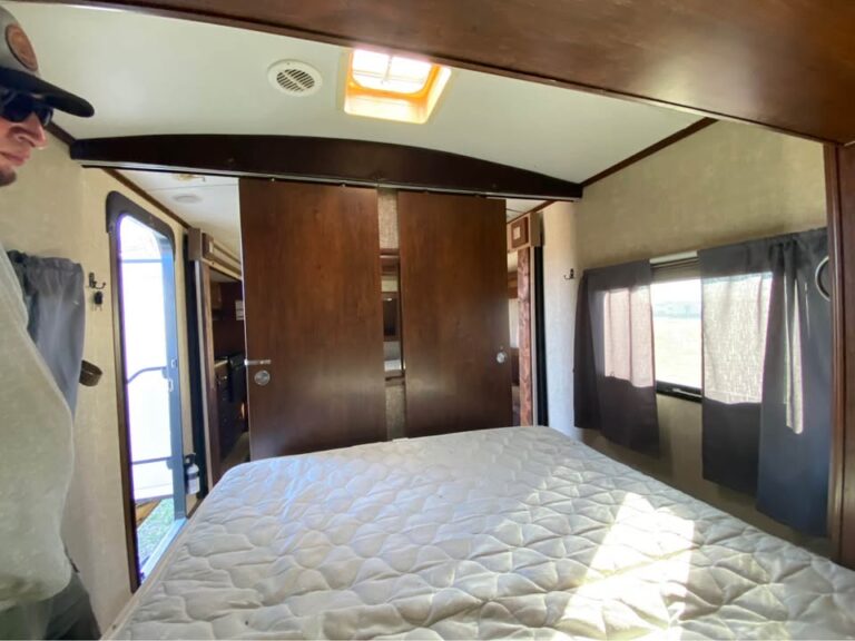 Used 2014 Keystone Laredo 320TG Glenpool inventory - gallery image 13 featured at Glenpool Camper Sales Glenpool OK