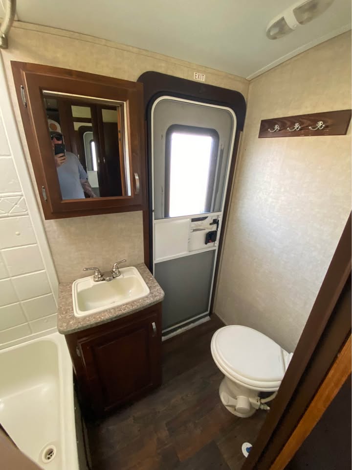 Used 2014 Keystone Laredo 320TG near Tulsa for sale - gallery image 15 offered by Glenpool Camper Sales Glenpool OK