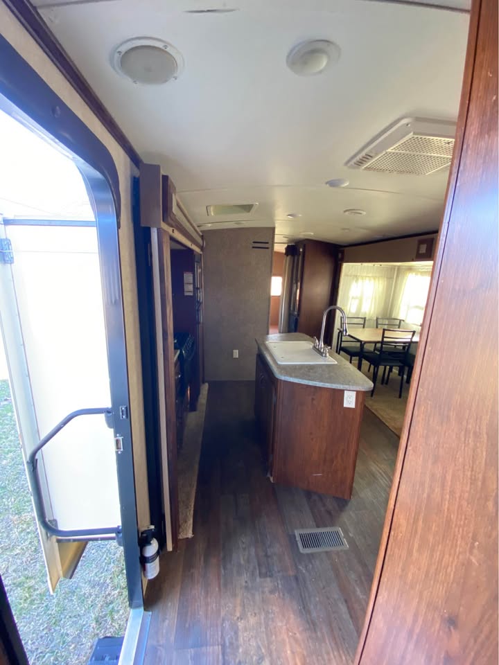 Used 2014 Keystone Laredo 320TG dealer inventory - gallery image 7 stocked at Glenpool Camper Sales Glenpool OK