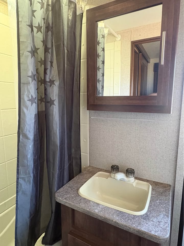 Used 2017 Keystone Volante 33SB Oklahoma dealer special - gallery image 11 available in Glenpool Camper Sales Oklahoma RV dealer