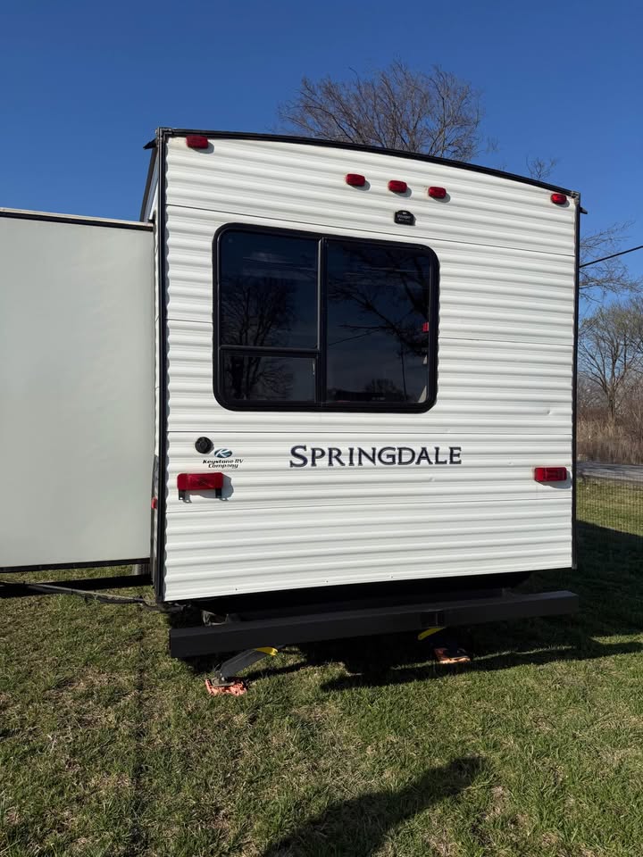 Used 2020 Keystone Springdale 303BH in stock - gallery image 3 located in Glenpool Camper Sales Glenpool OK