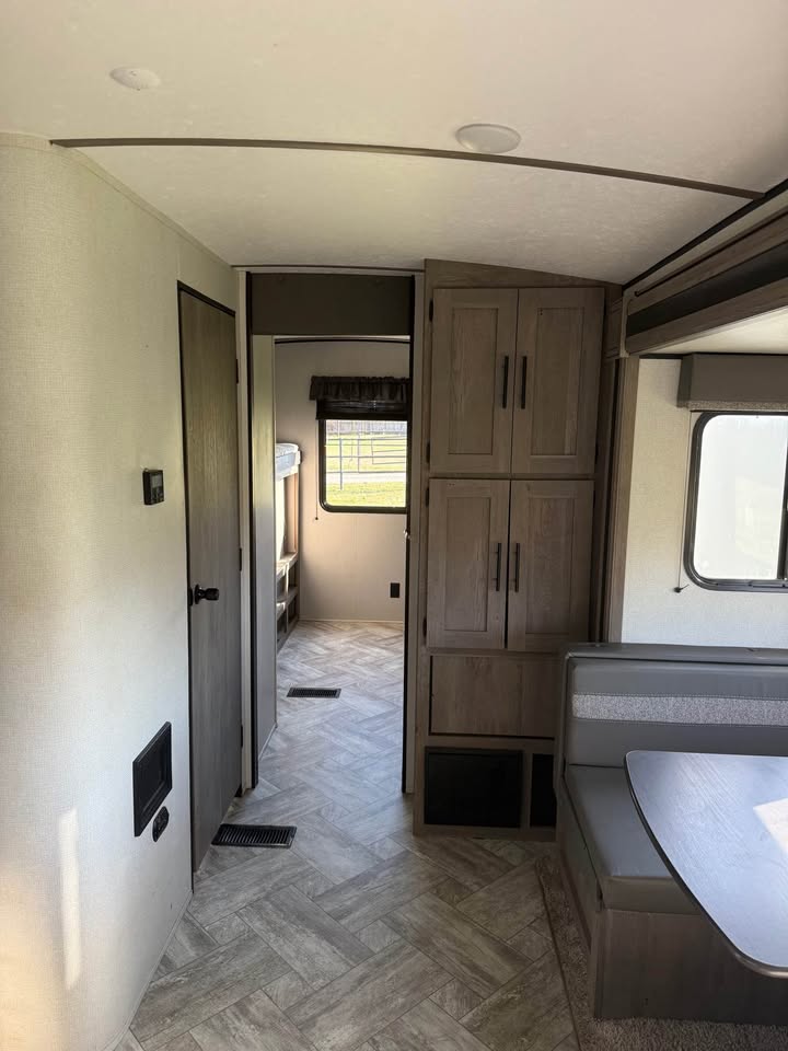 well-maintained Used 2020 Keystone Springdale 303BH priced to sell - gallery image 8 offered by Glenpool Camper Sales Glenpool OK