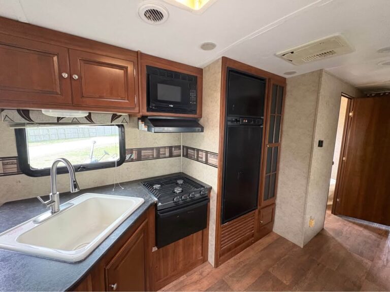 Used 2014 Keystone Premier 31BHPR dealership special - gallery image 9 featured at Glenpool Camper Sales near Tulsa