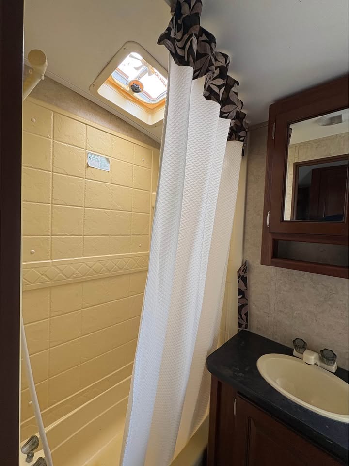 Used 2014 Keystone Premier 31BHPR Glenpool inventory - gallery image 13 featured at Glenpool Camper Sales near Tulsa