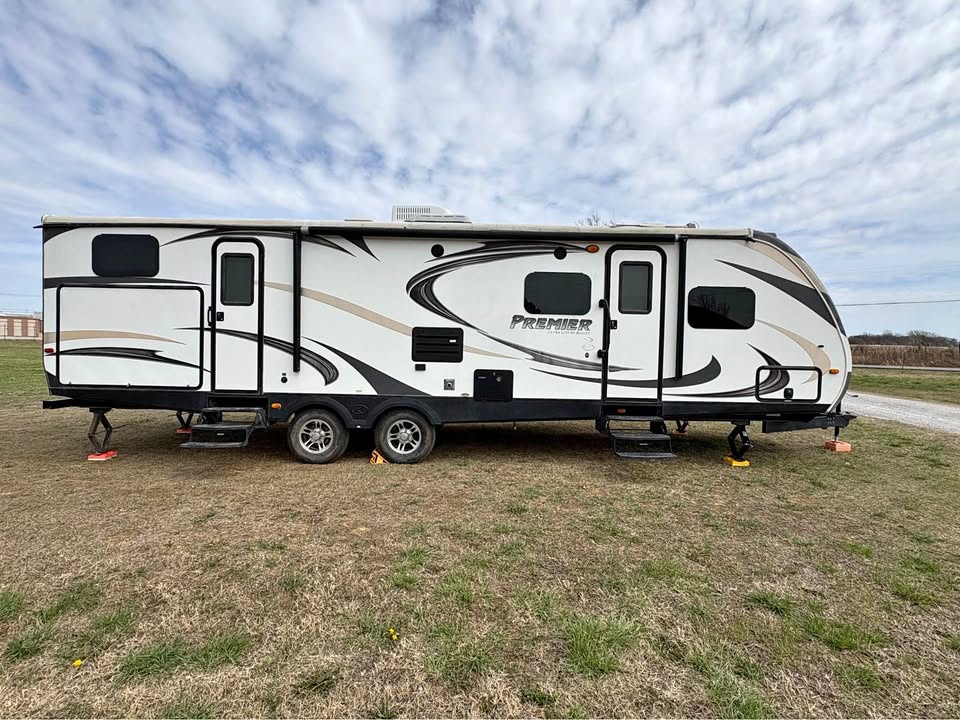 well-maintained Used 2014 Keystone Premier 31BHPR main photo at Glenpool Camper Sales near Tulsa