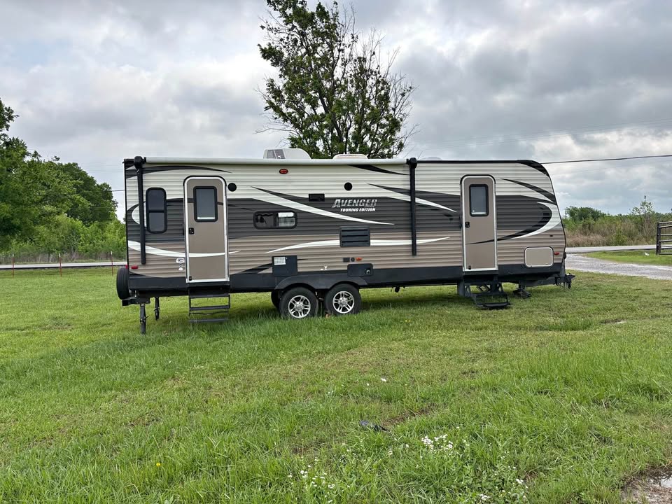 well-maintained Used 2014 Prime Time RV Avenger 27RLS main photo at Glenpool Camper Sales Glenpool O