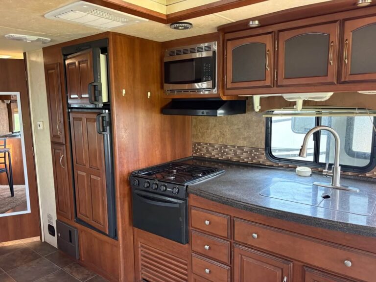 affordable Used 2014 Coachmen RV Freedom Express 281 RLDS move-in ready - gallery image 10 showcased at Glenpool Camper Sales Oklahoma dealership