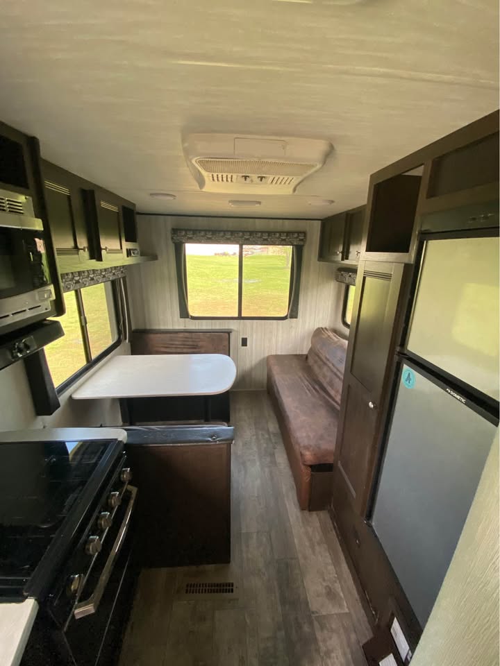 affordable Used 2017 Heartland RV Pioneer RD210 move-in ready - gallery image 10 showcased at Glenpool Camper Sales Glenpool OK