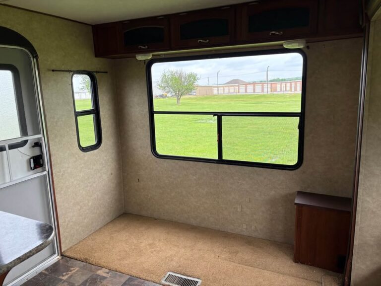 affordable Used 2014 Prime Time RV Avenger 27RLS move-in ready - gallery image 10 showcased at Glenpool Camper Sales Glenpool OK