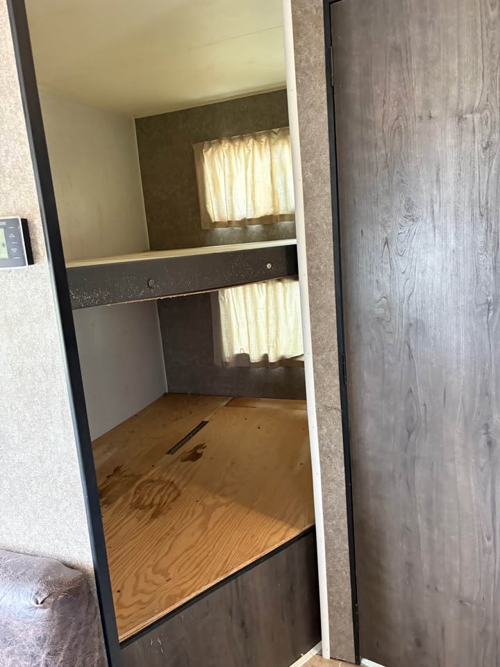 affordable Used 2021 Starcraft RV Autumn Ridge 26BH move-in ready - gallery image 10 showcased at Glenpool Camper Sales Oklahoma RV dealer