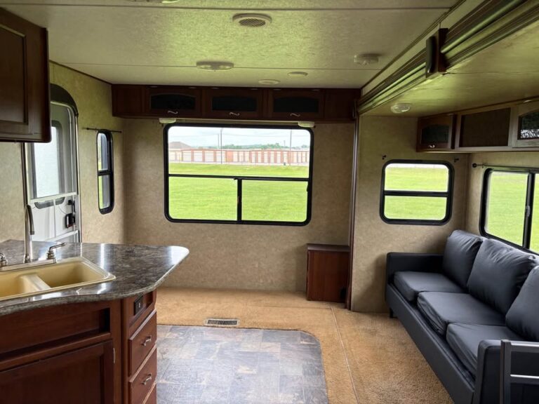 Used 2014 Prime Time RV Avenger 27RLS Oklahoma dealer special - gallery image 11 available in Glenpool Camper Sales Glenpool OK