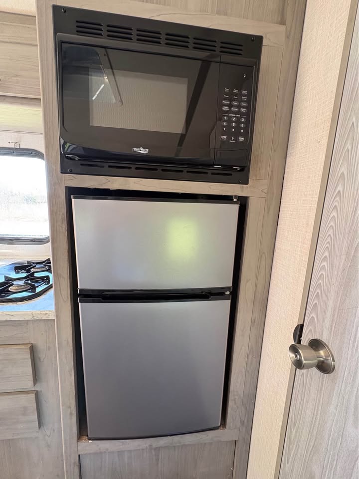 Used 2022 Dutchmen RV Coleman Light 17B Oklahoma dealer special - gallery image 11 available in Glenpool Camper Sales Tulsa area