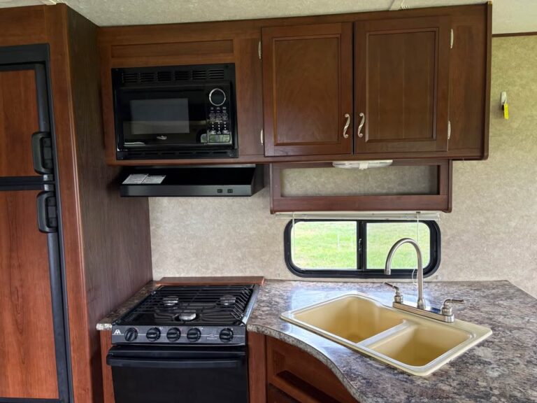 Used 2014 Prime Time RV Avenger 27RLS Glenpool inventory - gallery image 13 featured at Glenpool Camper Sales Glenpool OK