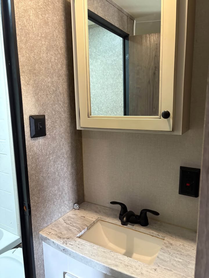 Tulsa area Used 2021 Starcraft RV Autumn Ridge 26BH for sale - gallery image 12 located in Glenpool Camper Sales Oklahoma RV dealer