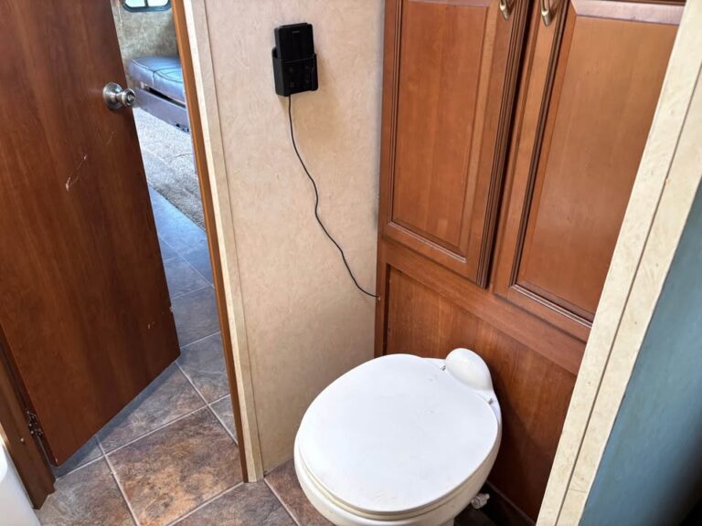 Oklahoma Used 2014 Coachmen RV Freedom Express 281 RLDS dealership quality - gallery image 14 showcased in Glenpool Camper Sales Oklahoma dealership