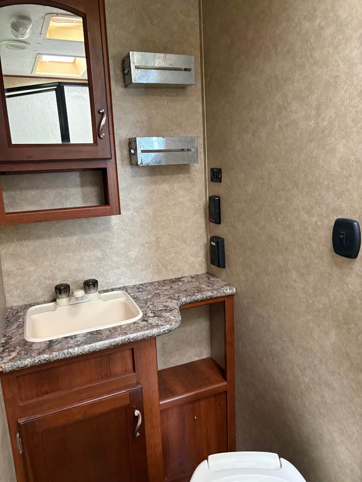 Used 2014 Prime Time RV Avenger 27RLS for sale - gallery image 16 at Glenpool Camper Sales Glenpool OK